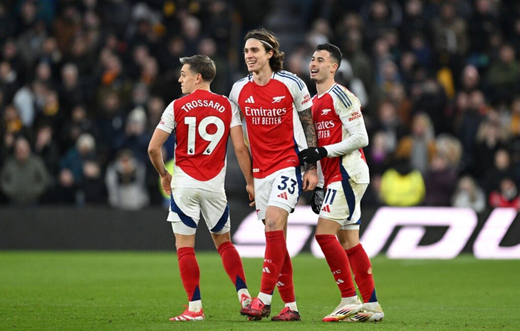 vua-buong-chu-ky-theo-thong-le-arsenal-tinh-ban-nhanh-tru-cot