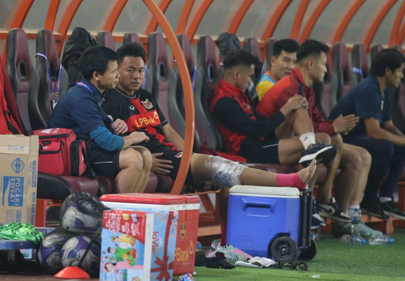 thai-son-chan-thuong-nang-ninh-binh-fc-chiu-cu-soc-kep-tai-hang-day