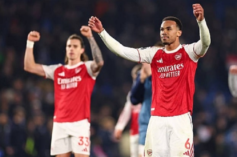 arsenal-doi-dien-cai-bay-ngot-tren-hanh-trinh