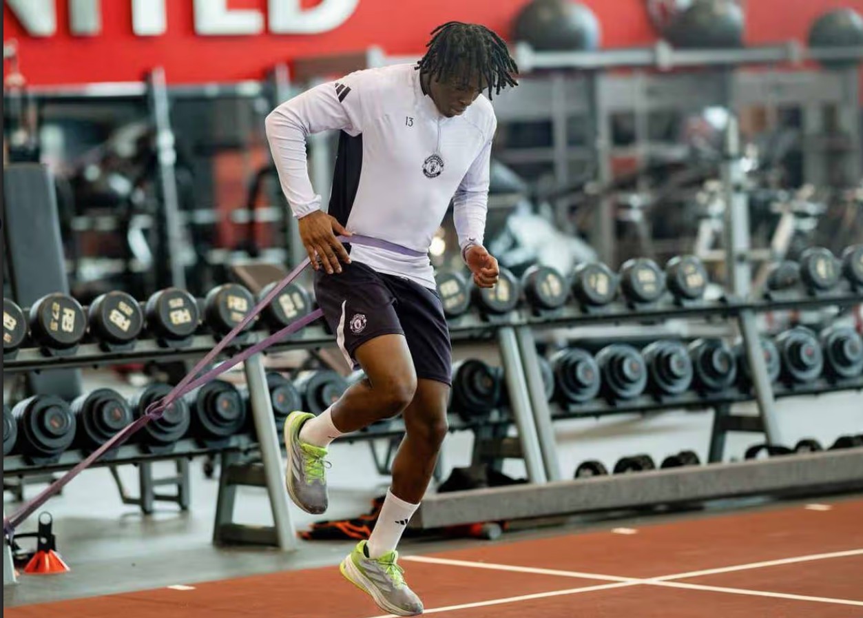 Patrick Dorgu đang trở lại tập hồi phục chuyên sâu trong phòng tập thể lực của Man United