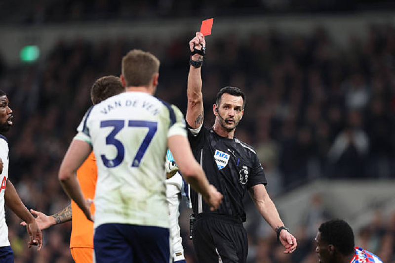 tranh-cai-bung-no-sau-tran-brighton