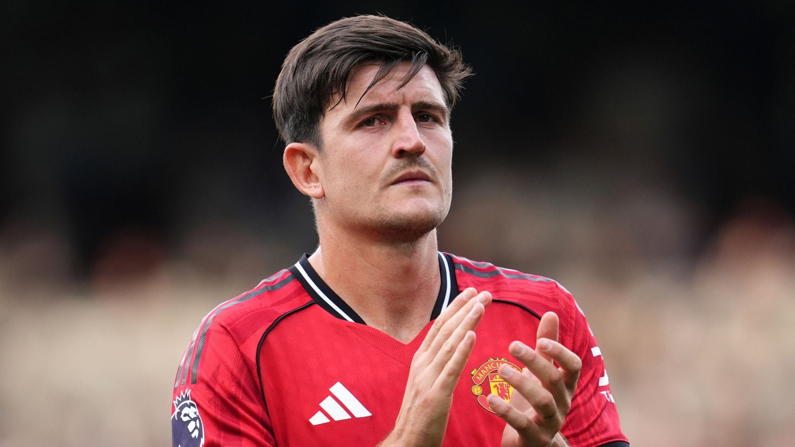 Harry Maguire chấp nhận giảm lương để ở lại Old Trafford