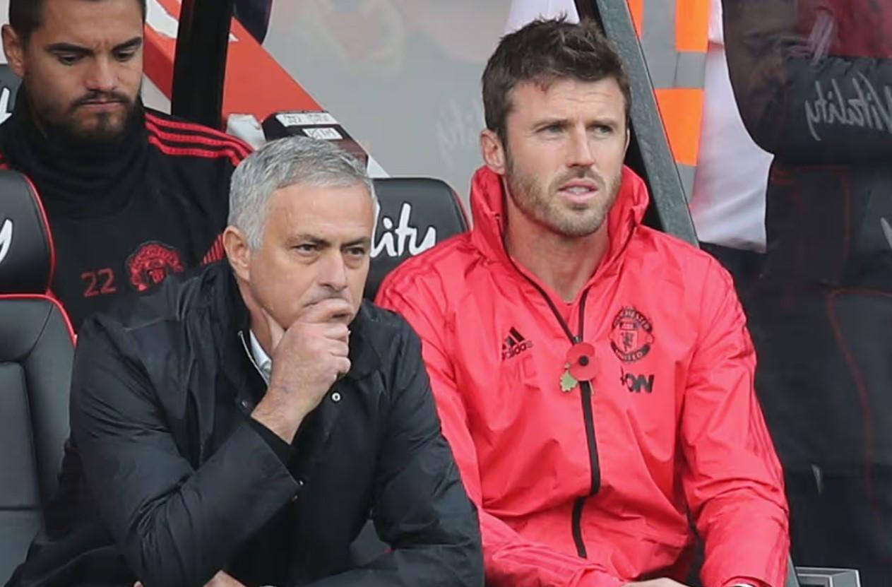Nicky Butt (cổ áo đen sọc trắng) cho rằng Mourinho hoàn toàn có thể gánh vác vị trí thuyền trưởng của "Quỷ đỏ". 