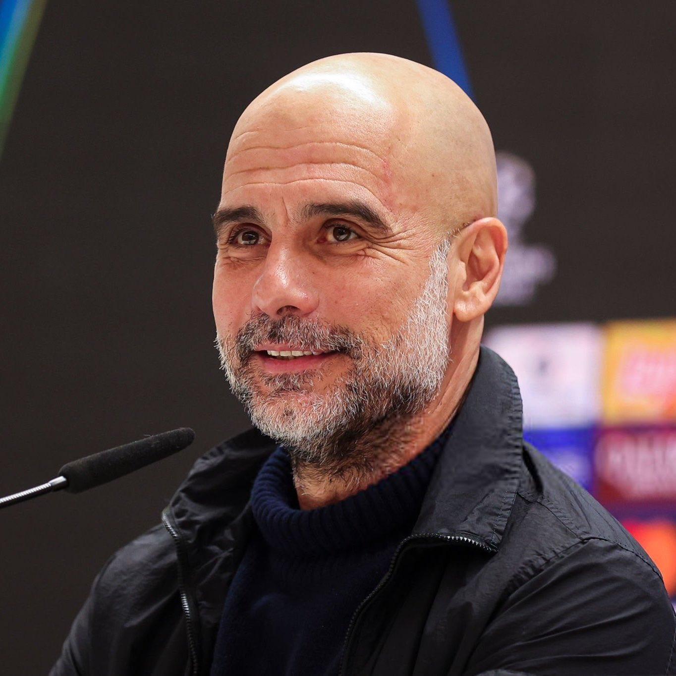 Pep Guardiola bảo vệ các học trò của mình bằng cách chê Rooney là 1 huyền thoại hết thời.