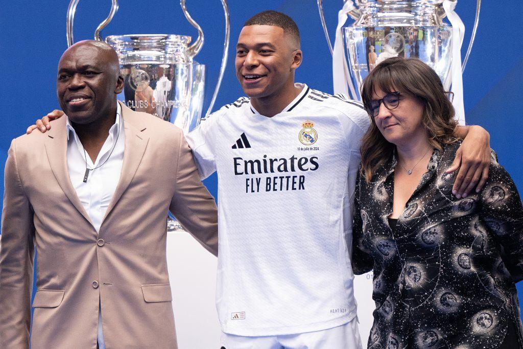Theo The Mirror, Chelsea đã liên hệ với mẹ Mbappe